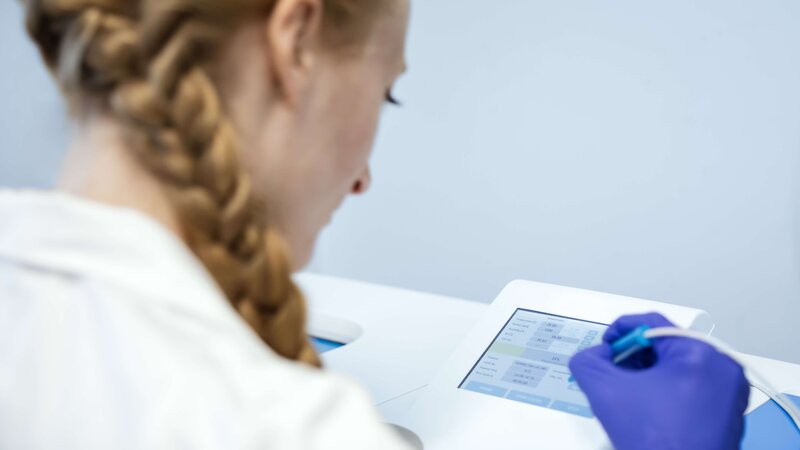 Pichia-microbioreactor-cultivation-validogen Scientist using microbioreactor technology in Pichia strain development.