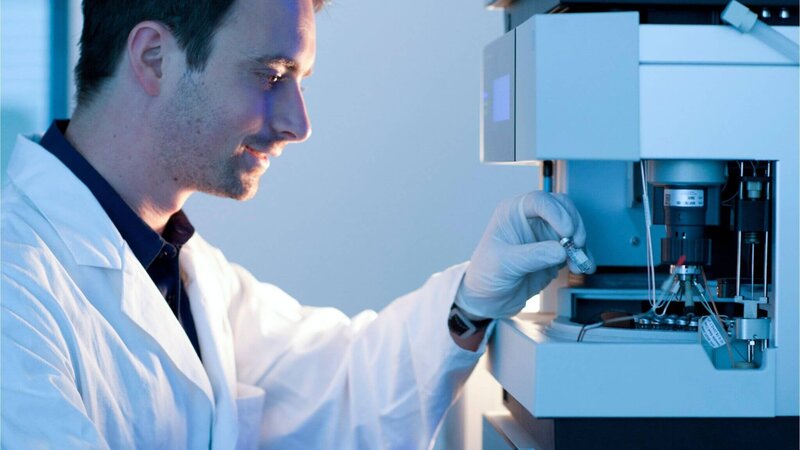 Downstream processing and analytics expert operating an HPLC system at VALIDOGEN