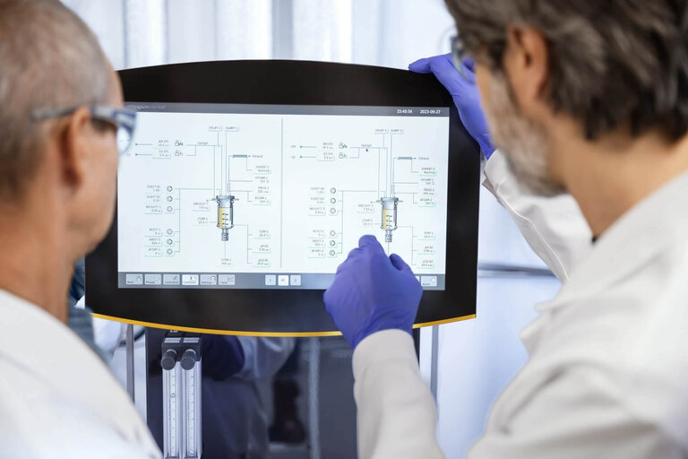 2 scientists at Validogen working in front of a screen for pichia process development